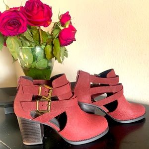 New! Women’s Burgundy Soda Ankle Bootie 👢Sz 6 1/2